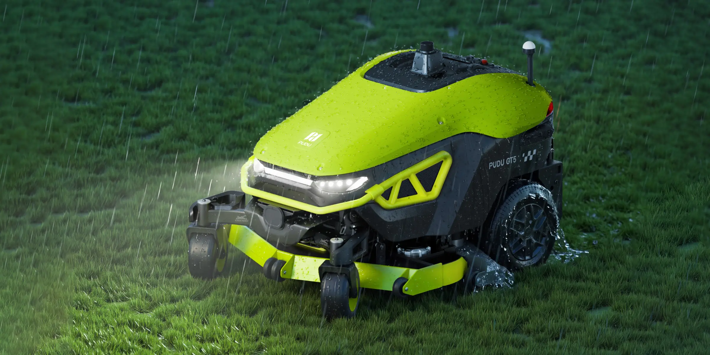 PUDU GT5 yağmur altında ıslak çimde çalışırken